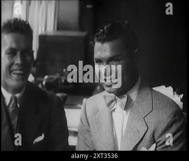 Les Boxers Gene Tunney et Jack Dempsey parlant, 1926. De "Time to Remember 1926 - Short Sharp Shower" ( Reel 2) ; documentaire sur 1926 - grève générale, politique internationale, danse, météo et exploits record. Banque D'Images