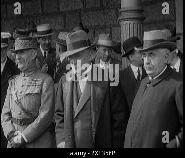 Le maréchal Ferdinand Foch, membre français de la Chambre des députés Aristide Briand, et le premier ministre britannique David Lloyd George lors d'une réunion des dirigeants alliés, 1920. '...lors de la conférence des dirigeants alliés en Grande-Bretagne, Lloyd George et les autres ont décidé que dans la petite affaire d'une guerre qui faisait rage entre la Pologne et le nouveau colosse [Russie soviétique], les Polonais devaient y aller seuls. Les petites guerres doivent être ignorées dans le schéma général de rétablissement de la paix." De "Time to Remember - The Plunge into Peace", 1920 (bobine 1) ; événements de 1920 - mariages, droits des femmes, troubles sociaux et problèmes Banque D'Images