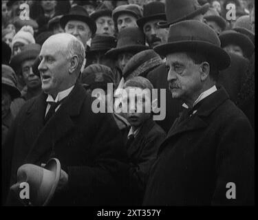 Sir James Barrie debout avec une foule de gens, 1921. De "Time to Remember - The Time When Little Happen", 1921 (bobine 2) ; événements de 1921 - traité irlandais, cascades folles et journaux au travail. Banque D'Images