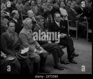 Edward, son Altesse Royale le duc de Windsor regardant un orchestre, 1937. De "Time to Remember - The Powers That Were", années 1930 (bobine 1) ; un documentaire sur diverses figures importantes des années 1930 Banque D'Images