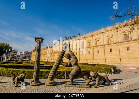 Statues devant le Parlement andalou, (Parlamento de Andalucía) à Séville, Espagne Banque D'Images