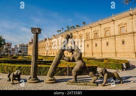 Statues devant le Parlement andalou, (Parlamento de Andalucía) à Séville, Espagne Banque D'Images