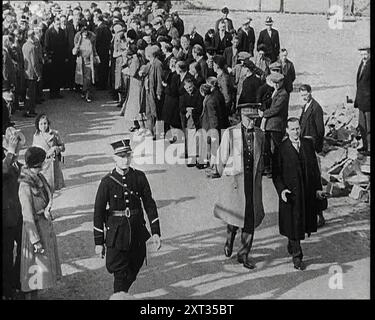 Albert Ier, Roi des Belges et Elizabeth, sa Majesté la Reine des Belges marchant dans une foule, années 1930 De "Time to Remember - The Powers That Were", années 1930 (bobine 1) ; un documentaire sur diverses figures importantes des années 1930 Banque D'Images