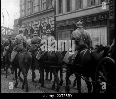 Soldats français en promenade à cheval devant le 'Heinrich Kolkmann Cafe', 1924. De "Time to Remember - A Trip to Europe", 1924 (bobine 1) ; un regard sur la vie politique et sociale en Europe et au-delà en 1924. Banque D'Images