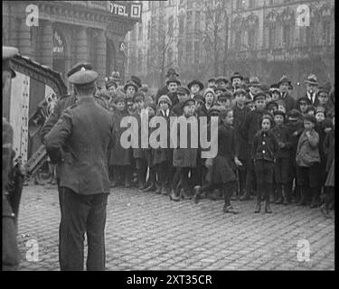 Soldats britanniques debout près d'un char dans une ville allemande comme les civils regardent, 1921. De "Time to Remember - The Time When Little Happen", 1921 (bobine 1) ; événements de 1921 - traité irlandais, cascades folles et journaux au travail. Banque D'Images