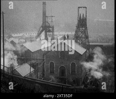 Vues sur un site industriel au Royaume-Uni. Les cheminées fument, 1921. De "Time to Remember - The Time When Little Happen", 1921 (bobine 1) ; événements de 1921 - traité irlandais, cascades folles et journaux au travail. Banque D'Images