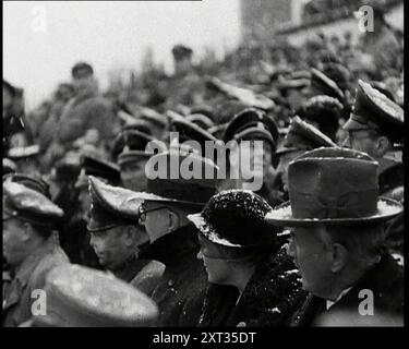 Hjalmar Schacht dans une foule écoutant un discours, années 1930 De "Time to Remember - The Powers That Were", années 1930 (Reel 3) ; un documentaire sur diverses figures importantes des années 1930 Banque D'Images