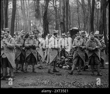 Soldat français masculin debout dans un bois mangeant, 1924. De "Time to Remember - A Trip to Europe", 1924 (bobine 1) ; un regard sur la vie politique et sociale en Europe et au-delà en 1924. Banque D'Images