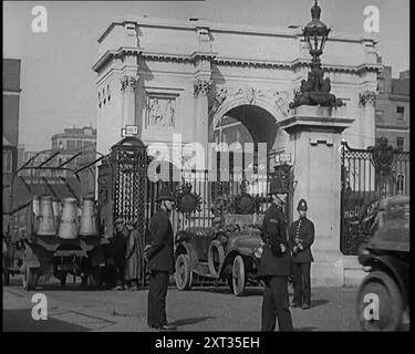 Le lait barbote sur un camion conduit dans un parc londonien en tant que policiers Guard It, 1926. De "Time to Remember 1926 - Short Sharp Shower" ( Reel 4) ; documentaire sur 1926 - grève générale, politique internationale, danse, météo et exploits record. Banque D'Images