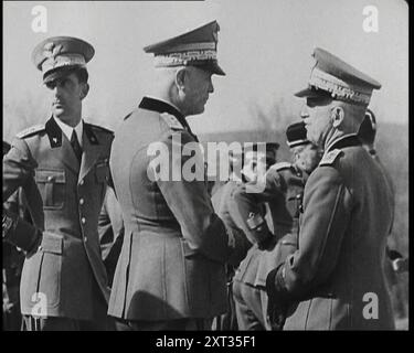 Victor Emmanuel III, roi d'Italie parlant aux hommes en uniforme, années 1930 De "Time to Remember - The Powers That Were", années 1930 (bobine 1) ; un documentaire sur diverses figures importantes des années 1930 Banque D'Images