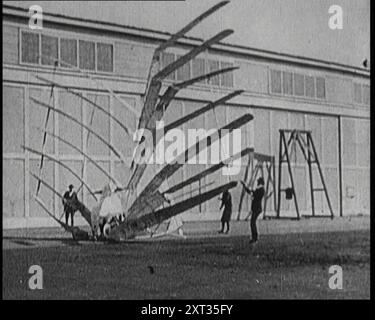 An Early Seven Winged plane se collant sur lui-même pendant Taxi, 1922. Le Gerhardt Multiwing Cycleplane était un avion à propulsion humaine conçu par le Dr William Frederick Gerhardt. De "Time to Remember - Sitting Still and Going Slowly", 1922 (bobine 1) ; revue des événements de 1922, y compris les troubles irlandais, la guerre entre la Grèce et la Turquie et les développements dans l'aviation et la radio. Banque D'Images