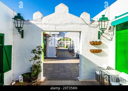 Architecture pittoresque blanchie à la chaux avec des éléments verts à Costa Teguise, Lanzarote, îles Canaries, Espagne Banque D'Images