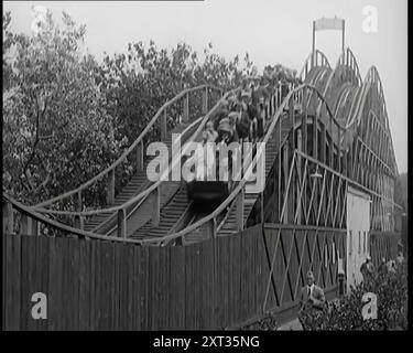 Un grand groupe de femmes civiles profitant d'un Roller Coaster Ride, 1926. De "Time to Remember 1926 - Short Sharp Shower" ( Reel 3) ; documentaire sur 1926 - grève générale, politique internationale, danse, météo et exploits record. Banque D'Images