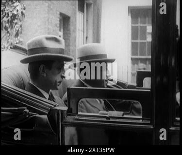 Président de la République irlandaise Eamon de Valera monter dans une voiture avec un Britannique à Downing Street, Londres, 1921. De "Time to Remember - The Time When Little Happen", 1921 (bobine 4) ; événements de 1921 - traité irlandais, cascades folles et journaux au travail. Banque D'Images