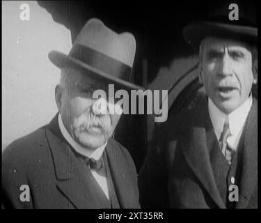 L'ancien premier ministre français Georges Clemenceau sur la voiture d'observation d'un train aux États-Unis d'Amérique, 1922. 'Les États-Unis [se sont avérés] donner un accueil américain réel à un visiteur distingué... L'objet de leurs affections était un Français, Georges Clemenceau de 81 ans... quiconque avait eu quelque chose à voir avec la victoire de la première guerre [mondiale] ou la découpe de l'Europe à la conférence de paix était automatiquement 'top'. Ils représentaient quelque chose de solide auquel s'accrocher à une époque d'incertitude croissante.» De "Time to Remember - rester assis et aller lentement", 1922 (bobine 3) ; Rev Banque D'Images