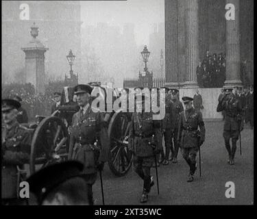 Cortège funèbre pour le guerrier inconnu le jour de l'Armistice. Le Coffin est drapé dans un drapeau de l'Union, et tiré sur un chariot d'armes, flanqué de soldats, 1920. '...poignant se souvenir... qui il était, personne ne savait, c'était l'idée... le jour de l'Armistice à Londres, le grand marchait avec le carrosse, avec le pauvre corps brisé, choisi au hasard, méconnu, peut-être méconnaissable'. De "Time to Remember - The Plunge into Peace", 1920 (bobine 1) ; événements de 1920 - mariages, droits des femmes, troubles sociaux et problèmes en Irlande Banque D'Images