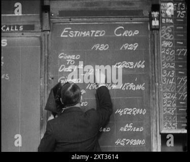 Civil masculin écrivant les nouveaux cours d'actions sur un Blackboard, 1932. ÉTATS-UNIS. 'Richesse à acheter et richesse à vendre. Achetez, vendez et devenez riche dans l'achat et la vente. Les grandes entreprises. "...deux cents, trois cents"...manipulation dans le coton, l'acier, l'huile, et mille autres produits rarement vus par beaucoup de ceux qui les traitent. Richesse faire encore plus de richesse - (Bank of US) par promesse, prêt, intérêt simple et composé. Actions, actions, haute finance.' De "Time to Remember - Around the Corner", 1932 (Reel 2) ; journal des événements en 1932 aux États-Unis d'Amérique - Franklin Roosevelt devient Banque D'Images