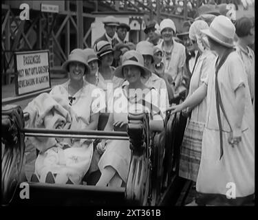 Un grand groupe de femmes civiles profitant d'un Roller Coaster Ride, 1926. De "Time to Remember 1926 - Short Sharp Shower" ( Reel 3) ; documentaire sur 1926 - grève générale, politique internationale, danse, météo et exploits record. Banque D'Images