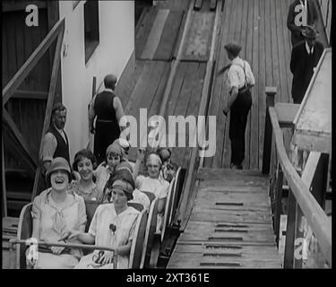 Un grand groupe de femmes civiles profitant d'un Roller Coaster Ride, 1926. De "Time to Remember 1926 - Short Sharp Shower" ( Reel 3) ; documentaire sur 1926 - grève générale, politique internationale, danse, météo et exploits record. Banque D'Images