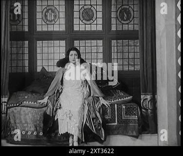 L'acteur féminin Josie Collins jouant dans une pièce avec deux acteurs masculins, années 1920 De "Time to Remember - on Stage in the Twenties", 1927 (bobine 1) ; un regard sur les coulisses du théâtre dans les années 1920 Banque D'Images