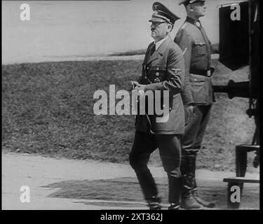 Adolf Hitler s'éloigne du wagon de l'Armistice de 1918 à Compiègne après la reddition française en 1940. Seconde Guerre mondiale. 'La forêt de Compi&#xe8;gne. Ici, un lieu sacré pour tous les Français, le commandant suprême des armées alliées de 1918, Marshall Foch, a reçu l'ennemi allemand battu... et a conclu un armistice. Mais quand, en 1940, les Allemands sont venus à Compi&#xe8;gne, c'était dans un état d'esprit très différent. Maintenant, ce sont eux qui étaient les conquérants, ayant battu la France à plat en quelques semaines. Maintenant, avec son sens du mélodramatique, Adolf Hitler forçait ses termes à un ennemi frappé, Banque D'Images