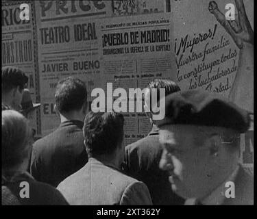Habitants de Madrid regardant les affiches du gouvernement sur un mur, 1937. Guerre civile espagnole. '...il y avait - hélas - beaucoup de problèmes...en Europe, en particulier dans des endroits comme Madrid. Car les villes d'Espagne ont été les premières à ressentir le souffle de la guerre d'une manière vraiment moderne. On a dit que la guerre n'est qu'une extension de la politique. Assez vrai, surtout s'il s'agit d'une guerre civile... sur les murs du Madrid assiégé, les affiches du gouvernement ont exhorté ses citoyens à faire encore plus d'efforts pour repousser l'ennemi [les fascistes de Franco]. Car c'était une guerre dans laquelle tous les gens étaient soldats, f Banque D'Images
