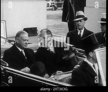 Herbert Hoover, l'ancien président, quitte la Maison Blanche avec le président élu Franklin d Roosevelt, 1933. USA - inauguration de Franklin d Roosevelt. "Un autre pour la Maison Blanche, un autre avec des promesses de prospérité dans ce coin inévitable". De "Time to Remember - Around the Corner", (bobine 4) ; journal des événements de 1932-1933 aux États-Unis d'Amérique - Franklin Roosevelt devient le président. Banque D'Images