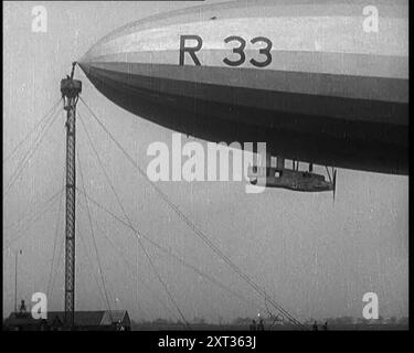 Le Zeppelin 'R.33' attaché à un mât d'amarrage, 1924. De "Time to Remember - A Trip to Europe", 1924 (bobine 3) ; un regard sur la vie politique et sociale en Europe et au-delà en 1924. Banque D'Images