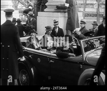 Lou Henry Hoover et Eleanor Roosevelt, l'ancienne première dame et la [nouvelle] première dame emmenée dans une voiture, 1933. USA - inauguration de Franklin d Roosevelt. De "Time to Remember - Around the Corner", (bobine 4) ; journal des événements de 1932-1933 aux États-Unis d'Amérique - Franklin Roosevelt devient le président. Banque D'Images