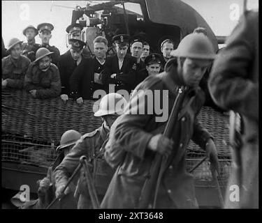 Soldats britanniques débarquant à Douvres après l'évacuation de Dunkerque, 1940. Seconde Guerre mondiale. Ils l'appelaient un miracle, comme le miracle qu'il fût. Au lieu des quelques rares hommes attendus, plus de 300 000 hommes avaient été transportés de Dunkerque vers les côtes britanniques. De "Time to Remember - Run Rabbit Run", 1940 ( Reel 4) ; film documentaire sur les événements des premiers mois de 1940. Banque D'Images