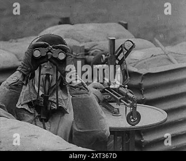 Deux membres du Royal observer corps dans un poste de surveillance, 1940. La Grande-Bretagne pendant la seconde Guerre mondiale : surveiller les avions ennemis. De "Time to Remember - Standing Alone", 1940 (bobine 3) ; film documentaire sur les événements des derniers mois de 1940. Banque D'Images