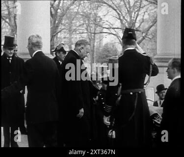 Herbert Hoover, l'ancien président, quittant la Maison Blanche et entrant dans une voiture, 1933. USA - inauguration de Franklin d Roosevelt. De "Time to Remember - Around the Corner", (bobine 4) ; journal des événements de 1932-1933 aux États-Unis d'Amérique - Franklin Roosevelt devient le président. Banque D'Images