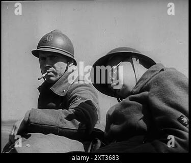 Soldat français dormant dans un chariot, 1940. Seconde Guerre mondiale. '...tout au long du front affaissé, échancré, les canons hystériques battent le tatouage d'une France à l'agonie, une France déjà vaincue, sans moral, sans espoir. Une France qui a perdu ses repères. Une France, semble-t-il, abandonnée pour toujours ». De "Time to Remember - Run Rabbit Run", 1940 ( Reel 3) ; film documentaire sur les événements des premiers mois de 1940. Banque D'Images