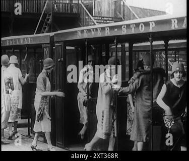 A Group of Female Civilian Board a Carriage of the Never Stop Railway, 1924. De "Time to Remember - A Trip to Europe", 1924 (bobine 3) ; un regard sur la vie politique et sociale en Europe et au-delà en 1924. Banque D'Images