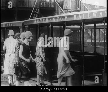A Group of Female Civilian Board a Carriage of the Never Stop Railway, 1924. De "Time to Remember - A Trip to Europe", 1924 (bobine 3) ; un regard sur la vie politique et sociale en Europe et au-delà en 1924. Banque D'Images
