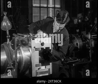 Un homme travaillant dans une usine, 1940. La Grande-Bretagne pendant la seconde Guerre mondiale. '...affamé de métal factories...now bourdonnement pour remplacer toutes les armes et l'équipement laissés par le corps expéditionnaire britannique sur les plages sanglantes de Dunkerque, et aussi pour équiper et équiper de nouvelles armées une fois qu'elles ont été formées'. De "Time to Remember - Standing Alone", 1940 ( bobine 1) ; film documentaire sur les événements des derniers mois de 1940. Banque D'Images