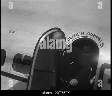 Un gros plan d'un souriant Neville Chamberlain, le premier ministre britannique, émergeant de l'avion à l'aérodrome de Heston après une rencontre avec Adolf Hitler, le leader allemand, en Allemagne, 1938. De "Time to Remember - Wind Up week", 1938 (bobine 3) ; film documentaire sur 1938 - les gens prennent conscience de la menace croissante de la guerre. Banque D'Images