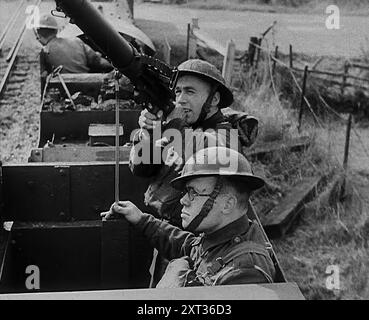 Soldats britanniques Manning une mitrailleuse sur un train miniature blindé improvisé, 1940. Seconde Guerre mondiale. Ils ont commencé comme volontaires de la défense locale. Leurs âges combinés totalisaient probablement plus que toute l'histoire de l'île qu'ils étaient prêts à défendre. Bientôt, ils devaient être appelés la Garde intérieure, et atteindre une force d'un million et demi d'hommes. Mais en cet été de 1940, ils n'avaient ni la force, ni les armes appropriées. Seulement une résolution : mourir, si besoin est, et dans leur mort, d'en prendre au moins un avec eux. Et beaucoup de jeux qu'ils avaient joués à la guerre sous la menace de la vraie chose... éclairés Banque D'Images