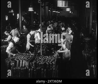 Hommes travaillant dans une usine, 1940. La Grande-Bretagne pendant la seconde Guerre mondiale. '...affamé de métal factories...now bourdonnement pour remplacer toutes les armes et l'équipement laissés par le corps expéditionnaire britannique sur les plages sanglantes de Dunkerque, et aussi pour équiper et équiper de nouvelles armées une fois qu'elles ont été formées'. De "Time to Remember - Standing Alone", 1940 ( bobine 1) ; film documentaire sur les événements des derniers mois de 1940. Banque D'Images