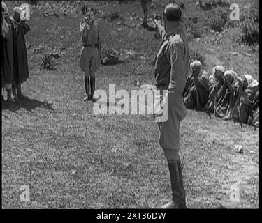 Scène du long métrage 'le Cheikh Blanc'. Deux acteurs dépeignant des soldats face à face dans un duel avec des pistolets dans leurs mains, années 1920 'Guerre dans le désert, avec tous ses maux de cruauté primitive, soif et intrigue, frère contre frère, ami contre ami... mais malgré les Rifs, c'était agréable sur place sous le soleil chaud en Afrique'. The White Sheik (1928), également connu sous le nom de King's Mate, est un film d'aventure muet britannique réalisé par Harley Knoles et mettant en vedette Lillian Hall-Davis, Jameson Thomas et Warwick Ward. De "Time to Remember - came the Dawn", 192 Banque D'Images