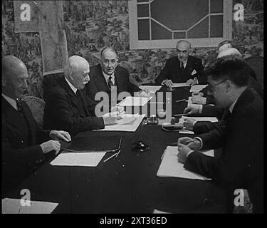 Philippe Petain, Chef de l'Etat de Vichy, France, et autres membres du Gouvernement, 1940. Seconde Guerre mondiale. 'Avec l'armistice [ils ont signé avec l'Allemagne], une France tronquée a mis de côté ses vrais patriotes et a établi, à Vichy, un abreuvoir pour les malades, un gouvernement d'hommes - vieux, fatigué et bigot - qui, selon leurs propres mots, croyait maintenant que la Grande-Bretagne "aurait son cou tordu comme celui d'un poulet". De "Time to Remember - Standing Alone", 1940 ( bobine 1) ; film documentaire sur les événements des derniers mois de 1940. Banque D'Images