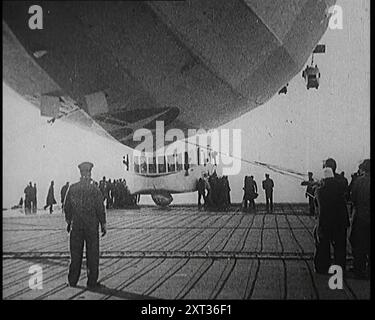 Dirigeable approchant un porte-avions et tentant d'atterrir, années 1920 Le dirigeable atterrit avec succès sur le pont du navire. De "Time to Remember - Fast and Far in the Twenties", 1927 (Reel 2 - Record A) ; un regard sur l'obsession de la vitesse et du voyage à la fin des années 1920 Banque D'Images