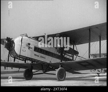 Un avion Imperial Airways circulant le long du sol, années 1920 Imperial Airways Armstrong Whitworth Argosy Mk I biplan « City of Glasgow » à l'aéroport de Croydon, Londres. De "Time to Remember - Fast and Far in the Twenties", 1927 (Reel 2 - Record A) ; un regard sur l'obsession de la vitesse et du voyage à la fin des années 1920 Banque D'Images