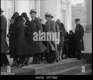 Files d'attente devant la Maison Blanche, Washington, D.C. 1932. Malgré tout, l'élection de 1932 a trouvé les Républicains sûrs de garder leur pouvoir. Lors de la convention du parti à Chicago, les délégués écoutent l'ancien président Coolidge, lorsqu'il s'exprime pleinement en faveur d'un retour d'Herbert Hoover. Les mauvais moments étaient la faute non pas du gouvernement mais de la dépression mondiale. Le parti doit continuer à tenir les rênes, et Herbert Hoover doit être l'homme dans le siège du conducteur. La maxime que Hoover respectait était celle d'une Amérique des affaires sans ingérence fédérale. Depressi Banque D'Images