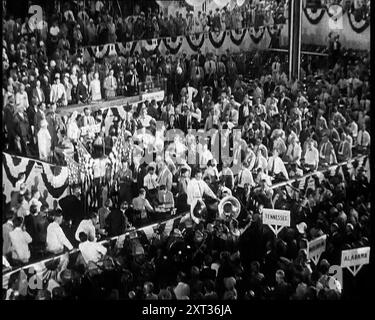 Salle de conférence pleine de personnes assistant à la Convention démocratique à Chicago, 1932. Malgré tout, l'élection de 1932 a trouvé les Républicains sûrs de garder leur pouvoir. Lors de la convention du parti à Chicago, les délégués écoutent l'ancien président Coolidge, lorsqu'il s'exprime pleinement en faveur d'un retour d'Herbert Hoover. Les mauvais moments étaient la faute non pas du gouvernement mais de la dépression mondiale. Le parti doit continuer à tenir les rênes, et Herbert Hoover doit être l'homme dans le siège du conducteur. La maxime que Hoover respectait était celle d'une Amérique des affaires sans int fédéral Banque D'Images