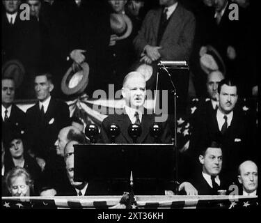 Le président Herbert Hoover s'adressant à des masses de ses partisans dans un grand centre de conférence, 1932. ÉTATS-UNIS. '...il y a toujours ceux qui, bien qu'ils puissent renoncer, s'accrochent encore à la maxime : "mieux le diable que vous connaissez que celui que vous ne connaissez pas". Hoover avait l'avantage d'avoir exercé ses fonctions, et pour l'État de l'Union [adresse] il avait ses réponses. "Lorsque la faiblesse politique et économique de nombreuses Nations de l'Europe, le résultat de la guerre mondiale et ses conséquences, a finalement culminé dans l'effondrement de leurs institutions, les ajustements délicats de notre économique et social et gouverner Banque D'Images