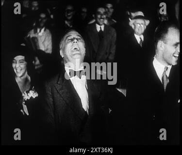 Candidat à la présidence Franklin d Roosevelt écoutant l'acteur Will Rogers promettant son soutien à sa campagne présidentielle, 1932. ÉTATS-UNIS. « Dans un style typique, Will Rodgers promet son soutien à FDR. "Ici ce soir, Gouverneur, vous n'êtes pas autorisé à parler de politique. Ils ne laisseront personne parler politique ici parce que ce stade est dédié à l'art, au sport, et à toute entreprise utile. [Vous êtes] ici ce soir, pas en tant que candidat Roosevelt, mais en tant que voisin Roosevelt de l'autre côté des montagnes Rocheuses. Maintenant cette introduction n'a pas été très er, appris, ou très fleuri, mais re Banque D'Images