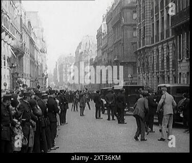 Presse en attente de Charles Lindbergh et Anne Morrow Lindbergh, 1927. La presse et le public attendent dans les rues de Paris que l'aviateur américain Charles Lindbergh et sa femme apparaissent sur le balcon de leur hôtel après l'achèvement du premier vol transatlantique réussi de New York à Paris. De "Time to Remember - Fast and Far in the Twenties", 1927 (bobine 3) ; un regard sur l'obsession de la vitesse et du voyage à la fin des années 1920 Banque D'Images