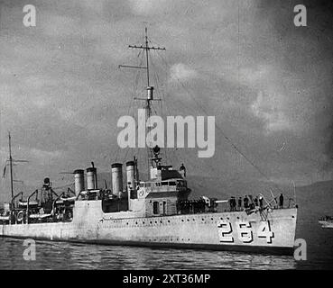 Un destroyer américain prêté arrivant en Grande-Bretagne en 1941. Seconde Guerre mondiale : aide des États-Unis. 'Toute aide, sauf [aller à] la guerre. Dans les ports britanniques, 50 destroyers américains dépassés ont été envoyés à la vapeur. Contre les U-Boots, un tel renforcement était non seulement opportun, mais aussi salvateur. » De "Time to Remember - Operation Barbarossa", 1941 (bobine 1) ; film documentaire sur les événements de 1941, sur le front de l'est et à Pearl Harbour. Banque D'Images