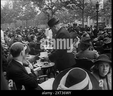 Police française vérifiant les papiers des gens devant un café à Paris, 1940. Seconde Guerre mondiale. 'Paris, mai 1940. À l'apparence extérieure, Paris comme d'habitude. Mais intérieurement, nerveux, appréhensif. Le long des champs Elys&#xe9;es et des grands boul&#xe9;vards, la police vérifie les papiers d'identité, car la France est maintenant saisie par la peur des chroniqueurs de la Cinquième. Quoi que les nouvelles coulent du front, c'est de la confusion et de la retraite. La ville vivante de rumeurs, vraies et fausses... alors Paris espère, et se commande un autre ap&#xe9;ritif. Espère, et met un bon visage sur elle». De "Time to Remember - Run Rabbit Run", 1940 ( Banque D'Images